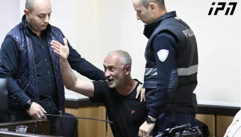 "რაც ჩავიდინე, ვაღიარებ, მაგრამ უმიზეზოდ არ მომხდარა და სიზმარი არ მინახავს" - რა განაცხადა სასამართლოზე მამაკაცმა, რომელმაც ყოფილი ცოლი არასრულწლოვანი შვილის თვალწინ დაჭრა