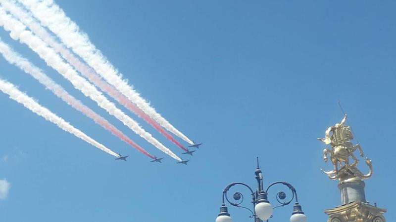 ავიაშოუ ევროკავშირის ჰიმნის ფონზე - ულამაზესი სანახაობა აღლუმზე (ფოტოები)