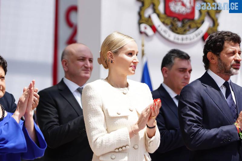 ანუკი არეშიძის ელეგანტური სტილი -  თბილისის მერი დამოუკიდებლობის დღის ღონისძიებას მეუღლესთან და შვილთან ერთად დაესწრო (ფოტო)