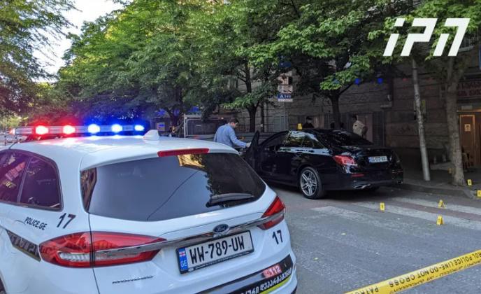 თბილისში შუქნიშანზე გაჩერებულ ავტომანქანას ცეცხლი გაუხსნეს - დაჭრილია 2 ადამიანი