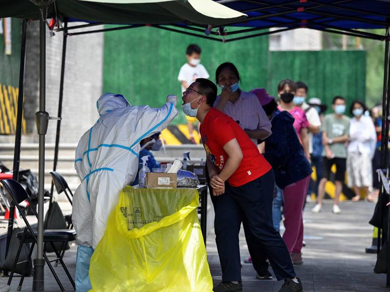 პეკინში, 40 წლის მამაკაცის საქმეს, რომელმაც კოვიდრეგულაციები დაარღვია, კრიმინალისტები იძიებენ - ურჩი მოქალაქის ქუჩაზე მცხოვრებ 5000-მდე ადამიანს კარანტინი დაუწესეს
