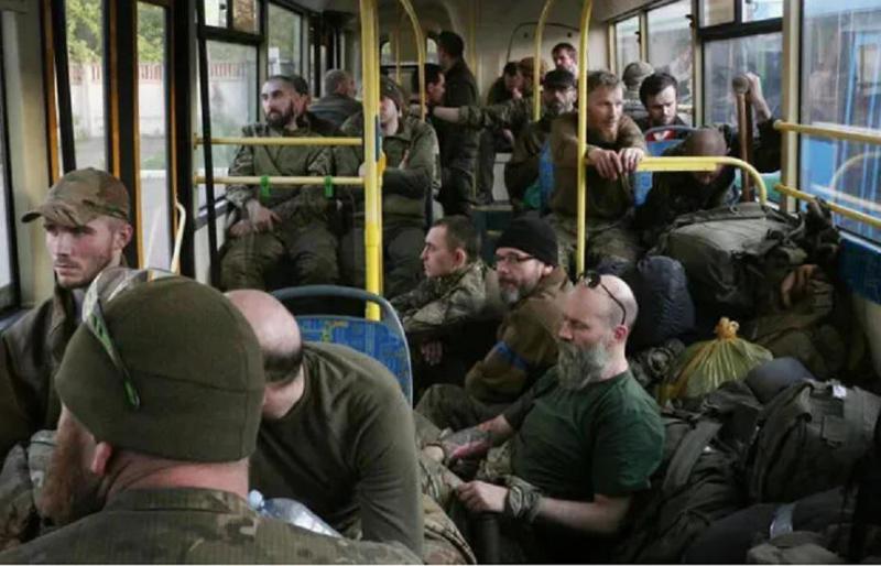 "უკრაინელ ჯარისკაცებს, რომლებიც რუსულმა ძალებმა "აზოვსტალიდან" ტყვედ აიყვანეს, შესაძლოა, სიკვდილით დასჯა დაემუქროთ" - რას წერს დასავლური მედია