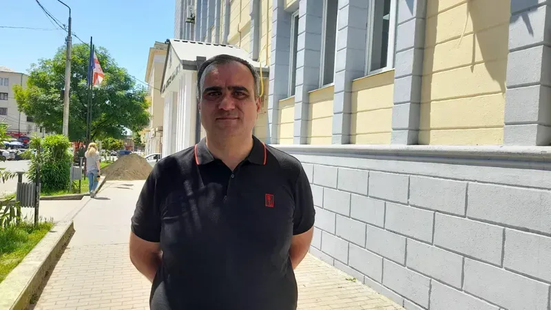 სენაკის საკრებულოს ფრაქცია "ნაციონალური მოძრაობის" თავმჯდომარის ინფორმაციით, მათი პარტიის წევრს, ვახტანგ წურწუმიას დილიდან ვერ პოულობენ