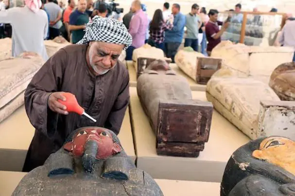 "ისტორიაში პირველად..." - აღმოჩენა ეგვიპტეში: 250 სარკოფაგი, 150 ბრინჯაოს ქანდაკება და პაპირუსის დალუქული ქაღალდი