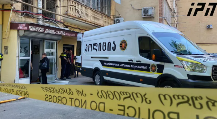 ილია ელოშვილის ცხედარი საკუთარ სახლში გადაასვენეს - ადგილზე მისი თანამშრომლები, მეგობრები და ნათესავები არიან შეკრებილები