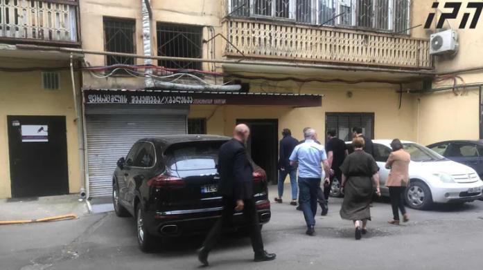 ილია ელოშვილის საცხოვრებელ სახლთან კახა კალაძე მივიდა