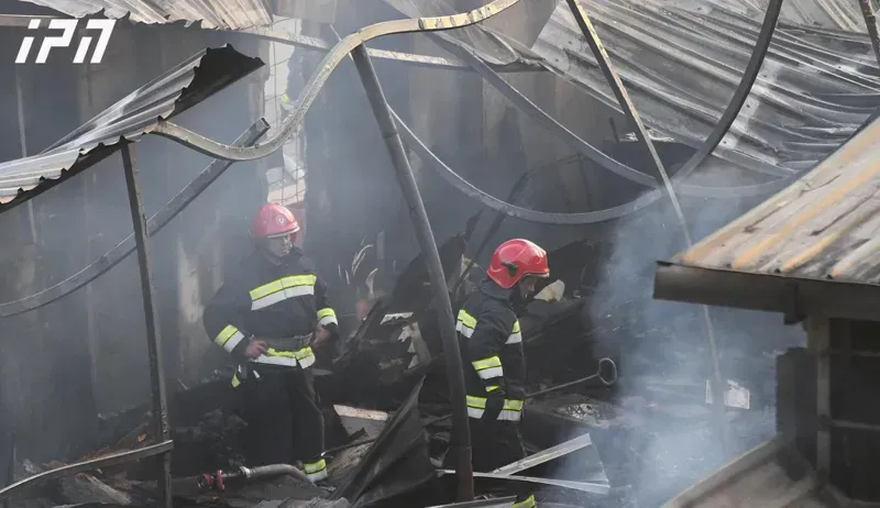 ისნის ავტობაზრობის ტერიტორიაზე ხანძარია