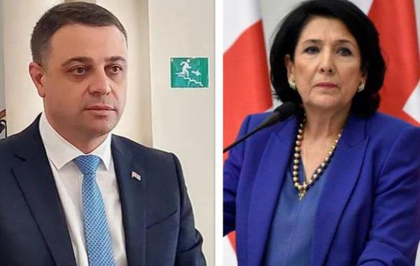 "რა ლექცია უნდა ჩაატაროს სალომე ზურაბიშვილმა?! ვის რა უნდა ჩაუტაროს?! - უნდა მივიდეს და სტუდენტებს აუხსნას, თუ როგორ ჰკიდია ფეხებზე კონსტიტუცია" - ალუდა ღუდუშაური