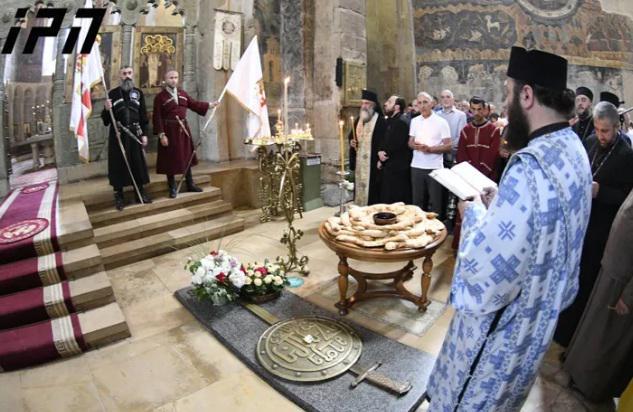 სვეტიცხოვლის ტაძარში ერეკლე მეფის სულის მოსახსენებელი პანაშვიდი მიმდინარეობს - რა განცხადებები კეთდება ადგილზე?