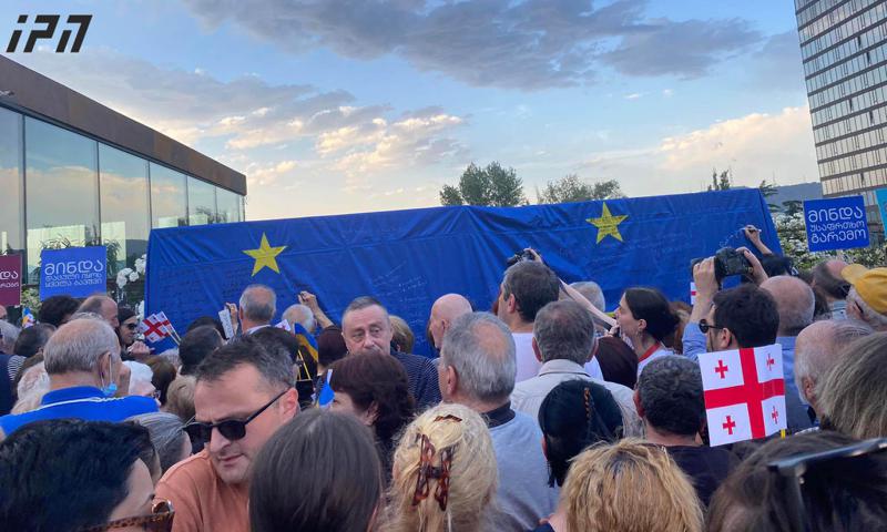 რა ვითარებაა თბილისში, რესპუბლიკის მოედანზე, სადაც აქცია სახელწოდებით "ერთად ევროპისაკენ" მიმდინარეობს