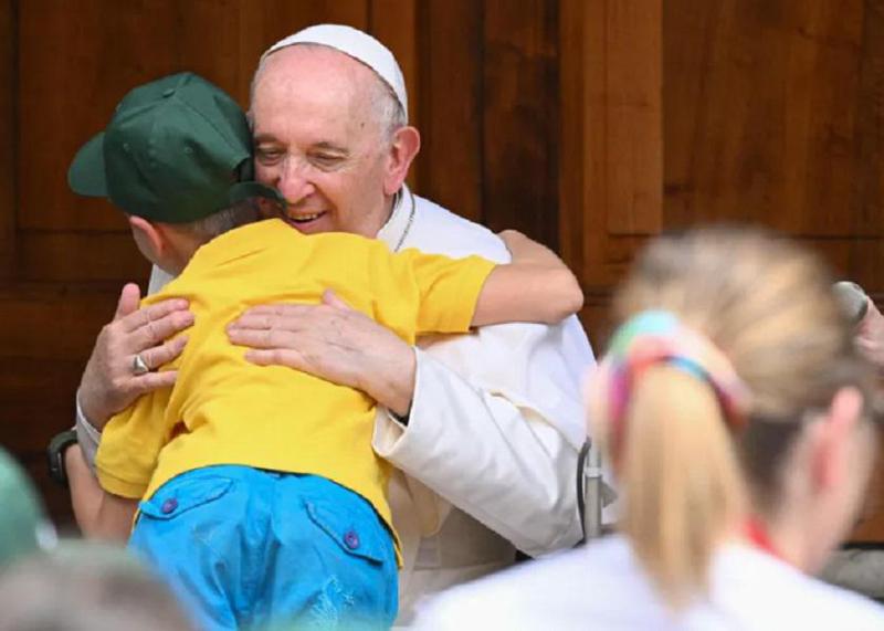 "მე არ მაქვს კითხვა, თხოვნა მაქვს - შეგიძლიათ უკრაინაში ჩახვიდეთ იმ ბავშვების გადასარჩენად ვინც იქ იტანჯება?" - უკრაინელი ბავშვი რომის პაპს