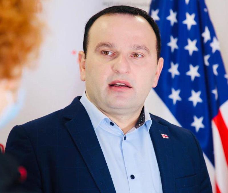 სამი ქალიშვილი, ექიმი ცოლი და არცთუ შთამბეჭდავი ქონება -  როგორ ცხოვრობს დეპუტატი, რომელმაც საზოგადოება "მანჯგალაძის მოგვერდით" გააოცა