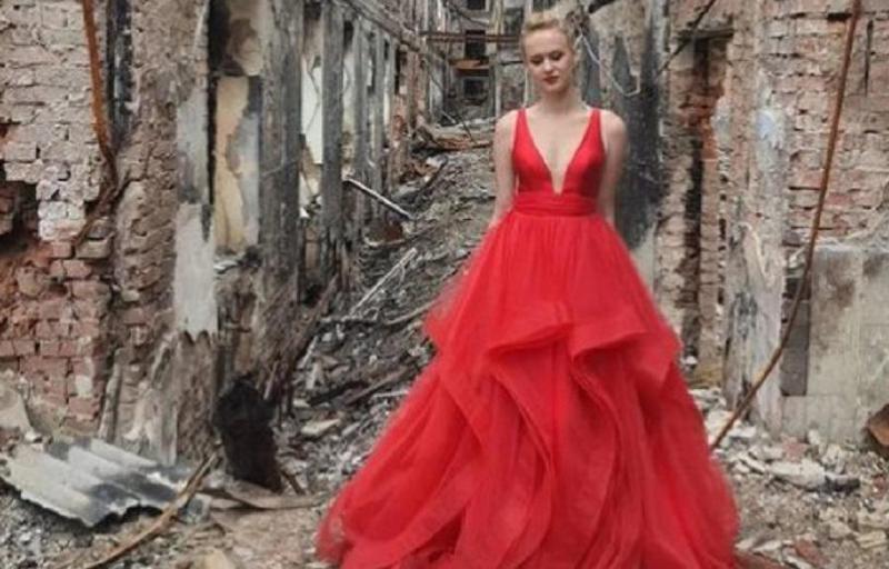 დღის ფოტო: უკრაინელი გოგონა სკოლის ნანგრევებში გამოსაშვები საღამოს კაბით - ემოციებით სავსე კადრი, რომელიც ინტერნეტჰიტად იქცა