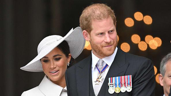 სამეფო ოჯახის გარშემო სკანდალი გრძელდება: მეფე ჩარლზი მეგანსა და ჰარის დედოფალ ელისაბედის ნაჩუქარი რეზიდენციიდან აძევებს