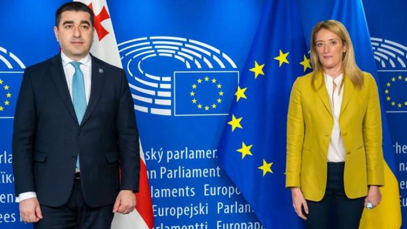 რას სწერს შალვა პაპუაშვილი რობერტა მეცოლას?