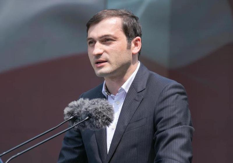 კალიგრაფიული ექსპერტიზის დასკვნით, თორნიკე რიჟვაძის პიჯაკიდან ამოღებული წერილი მისი დაწერილია - რას აცხადებს ალექსი ახვლედიანის ადვოკატი