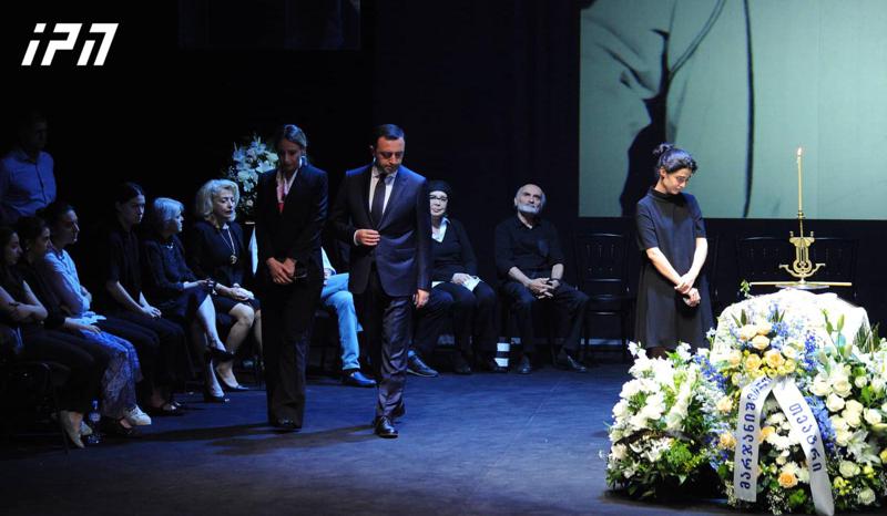 თემურ ჩხეიძის პანაშვიდზე პრემიერი ღარიბაშვილი მეუღლესთან ერთად მივიდა - დიდ რეჟისორს დღეს დაკრძალავენ