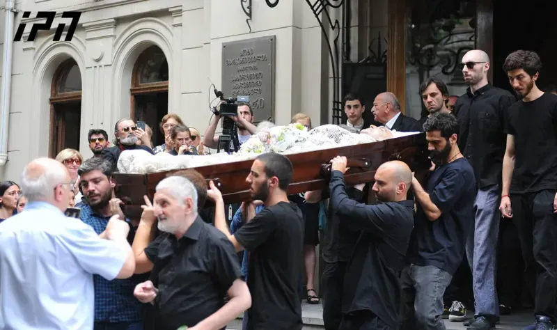 რეჟისორი თემურ ჩხეიძე დიდუბის პანთეონში დაკრძალეს - დიდი ხელოვანი მარჯანიშვილის თეატრიდან უკანასკნელ გზაზე ტაშით გააცილეს