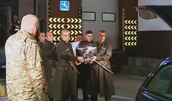 უკრაინაში გარდაცვლილი ქართველი მებრძოლი გიორგი გრიგოლია სამშობლოში ჩამოასვენეს