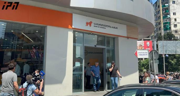 "საქართველოს ბანკის" ფილიალში მძარცველი შეიჭრა - მან თანხის წაღება ვერ მოახერხა და გაიქცა: რა მოხდა ბათუმში?