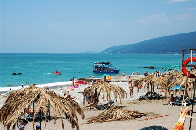 ოკუპირებულ აფხაზეთში 1,5 მილიონ ტურისტს ელოდებიან - ადგილობრივები "ტრაგედიის სანაპიროებსა" და უსაფრთხოების ნორმების არარსებობაზე საუბრობენ