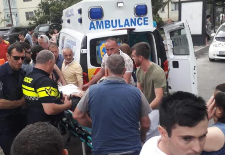 ბათუმში მშენებარე შენობიდან ნივთი გადმოვარდა და გამვლელს დაეცა - როგორია დაშავებულის ჯანმრთელობის მდგომარეობა