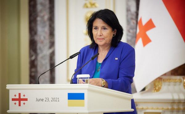 "ტყუილად აპელირებენ რაღაც ჰუმანიტარულ, ფსევდოპატრიოტულ გრძნობებზე. ეს საკითხი არ დგას და არ იდგა, თუ არა კრემლის მანიპულაცია!" - პრეზიდენტი განცხადებას ავრცელებს