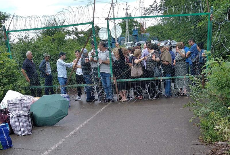 "სახლი დავკეტეთ და წამოვედი... ძალიან გამიჭირდა, მაგრამ უპატრონოდ სიკვდილს ყველაფერი მირჩევნია" - ახალგორელების რიგი დროებით გახსნილ გამშვებ პუნქტთან: რას ამბობენ ადგილობრივები?