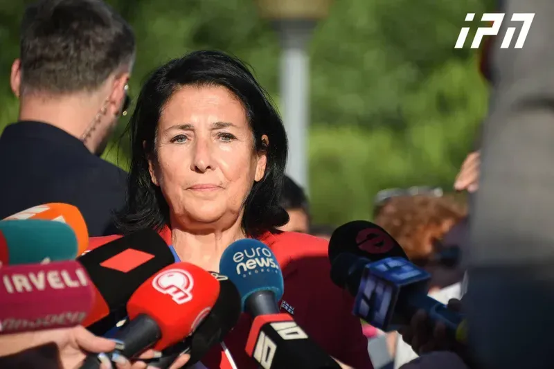 "დღევანდელი დღეს არჩეული თარიღი, არავისთან შეჯიბრი არ იყო... ჩემთვის ორგანიზება არ ნიშნავს მიკროავტობუსებით ადამიანების ჩამოყვანას" - პრეზიდენტი