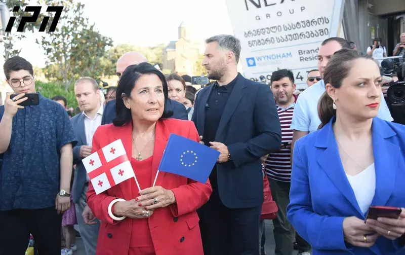 "დღეს მე აქ არ ვარ პრეზიდენტი, ვარ ერთი მოქალაქე, რომელსაც გული შესტკივა ქვეყანაზე... გვჯერა, რომ საქართველოს ბედი და პერსპექტივა ერთადერთი არის ევროპაში" - პრეზიდენტი