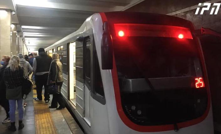 შეფერხება მეტროსადგურ სამგორში - მგზავრებს ვაგონების დატოვება მოუწიათ