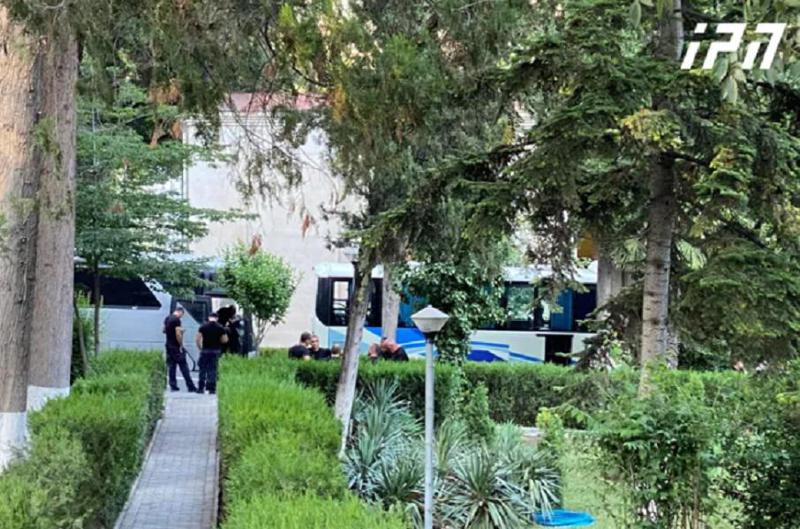 მთავრობის ადმინისტრაციის ეზოში განსაკუთრებულ დავალებათა დეპარტამენტის  წარმომადგენლები არიან მობილიზებული