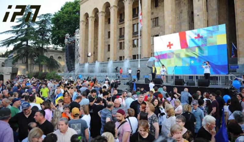 აქციაზე "შინ ევროპისკენ“ მოქალაქეები იკრიბებიან, გადაკეტილია საავტომობილო მოძრაობა - რა ხდება ამ წუთებში რუსთაველის გამზირზე