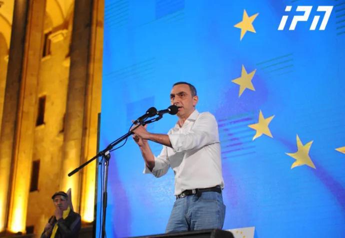 "ჩვენ გველოდება ძალიან რთული 6 თვე - ან ჩვენ დავაკაკუნებთ ევროკავშირის კარებზე ან გადავეშვებით რუსულ ჭაობში" - გიორგი ქადაგიძე