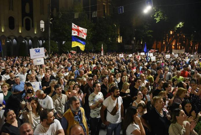 “შინ ევროპისკენ” აქციის მონაწილეები რუსთაველის გამზირიდან ევროპის მოედნისკენ მსვლელობით მიემართებიან