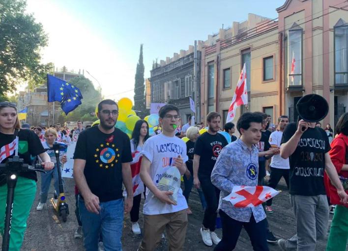 "ჩვენთვის მიუღებელია ის, რაც საქართველოში ხდება" - თსუ-ს სტუდენტები მსვლელობით რუსთაველის გამზირისკენ მიემართებიან