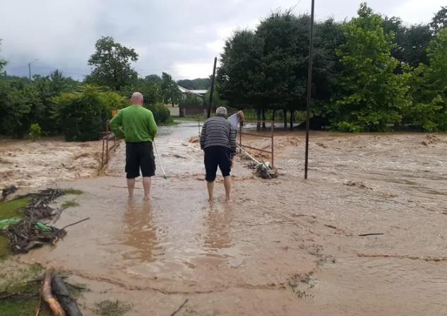 სტიქია ზუგდიდში - დატბორილია ეზოები და საკარმიდამო ნაკვეთები