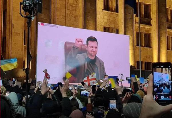 რუსთაველის გამზირზე, აქციაზე "შინ ევროპისკენ“ შეკრებილებს ვოლოდიმირ ზელენსკი სიტყვით მიმართავს - "სირცხვილია"