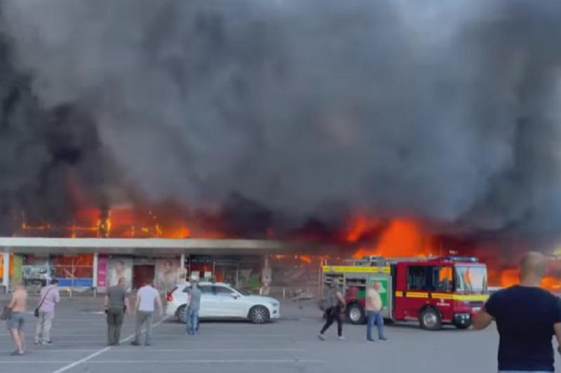 ცეცხლში გახვეული შენობა, დაშავებულები და მსხვერპლი - რუსმა ოკუპანტებმა უკრაინაში, ქალაქ კრემენჩუკში სავაჭრო ცენტრი დაბომბეს (ვიდეო)
