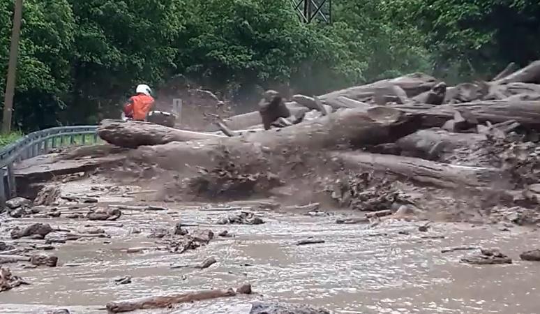 ფშავში, მეწყერმა უცხოელი ტურისტი მოიყოლა - რას აცხადებენ მომხდარის შესახებ საგანგებო სიტუაციების სამსახურში? (ვიდეო)