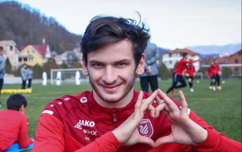 "ჩემი ეს პოსტი ეძღვნება ქართველ ემიგრანტებს, ადამიანებს, რომლებიც ჩემთვის გმირები არიან... მათი ამაყი თვალების ხილვა, ჩემთვის უდიდესი მოტივაცია და ბედნიერებაა" - რას წერს ხვიჩა კვარაცხელია