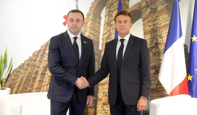 ირაკლი ღარიბაშვილი ემანუელ მაკრონს შეხვდა - რა ინფორმაციას ავრცელებს მთავრობის ადმინისტრაცია