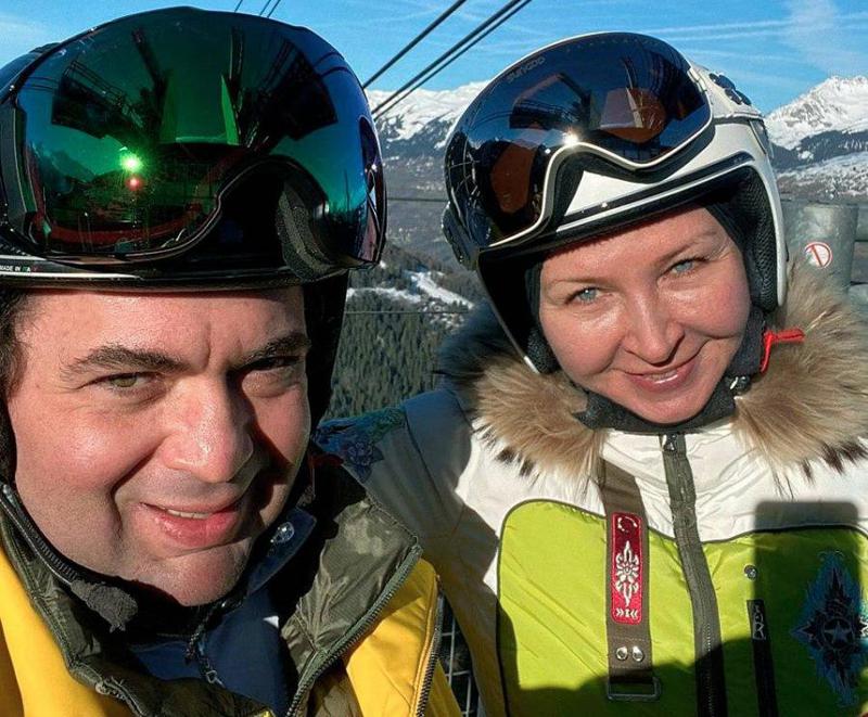 "ამბობენ, რომ ოჯახში დაძაბული ურთიერთობა ჰქონდათ" - ვინ იყო 48 წლის "აფხაზი მილიარდერი”, რომელიც ცოლთან ერთად მოსკოვში მოკლეს: რა ვერსიები ვრცელდება მედიაში?