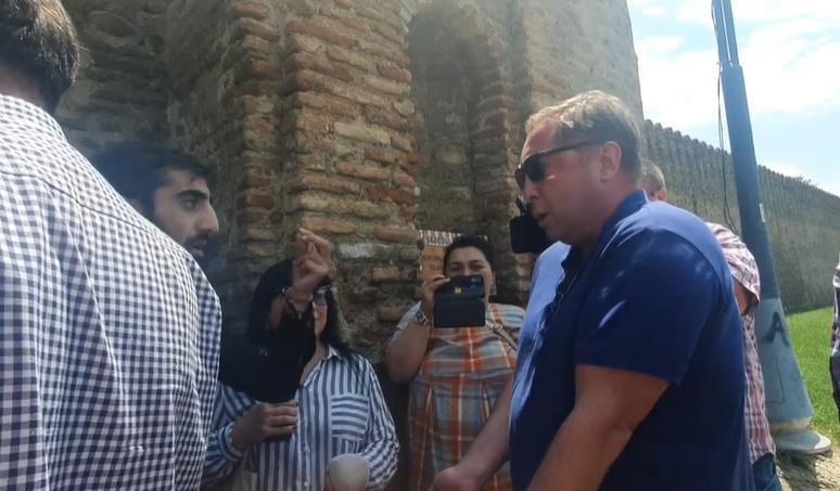 "არ დავუშვებთ აქ მათ, ვინც ერეკლე პაპას შეურაცხყოფს" - ხმაური თელავში: სამოქალაქო საზოგადოების წარმომადგენლების ინფორმაციით, ადგილზე "ოცნების" პარტაქტივი დაახვედრეს