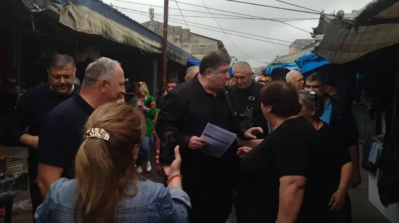 "ხალხს აგრესია აქვს პოლიტიკაში ამ გადასაშენებელ დინოზავრებზე" - ფოთში, "შინ ევროპისკენ" კამპანიის წარმოებისას, გიგი უგულავას "ქართული ოცნების" მხარდამჭერები დაუპირისპირდნენ