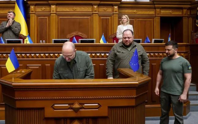 ზელენსკიმ, სტეფანჩუკმა და შმიგალმა ევროკავშირის სრულუფლებიანი წევრობის მიღწევის შესახებ ერთობლივ განცხადებას ხელი მოაწერეს