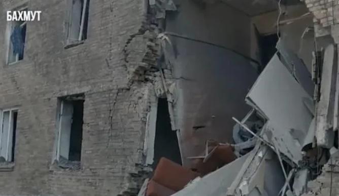 რუსულმა ძალებმა ქალაქი ბახმუტი დაბომბეს - დაშავებულია 5 ადამიანი