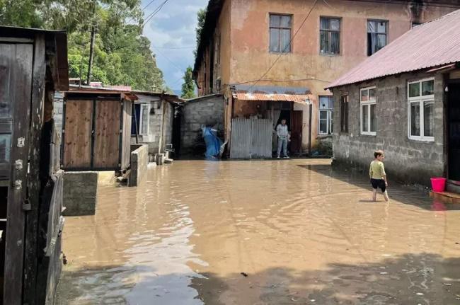 "პატარა ბავშვები გაუსაძლის სიტუაციაში არიან" - ძლიერი წვიმის შედეგად ბათუმში ე.წ ოცნების ქალაქი დაიტბორა