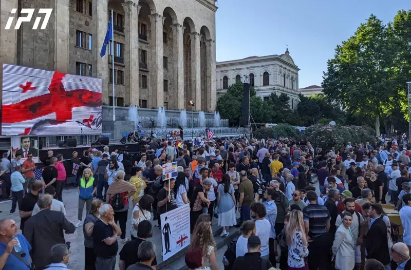 პარლამენტთან აქციისთვის "შინ ევროპისკენ“ ემზადებიან: ტერიტორიაზე მოქალაქეები იკრიბებიან - მობილიზებულია პოლიციაც