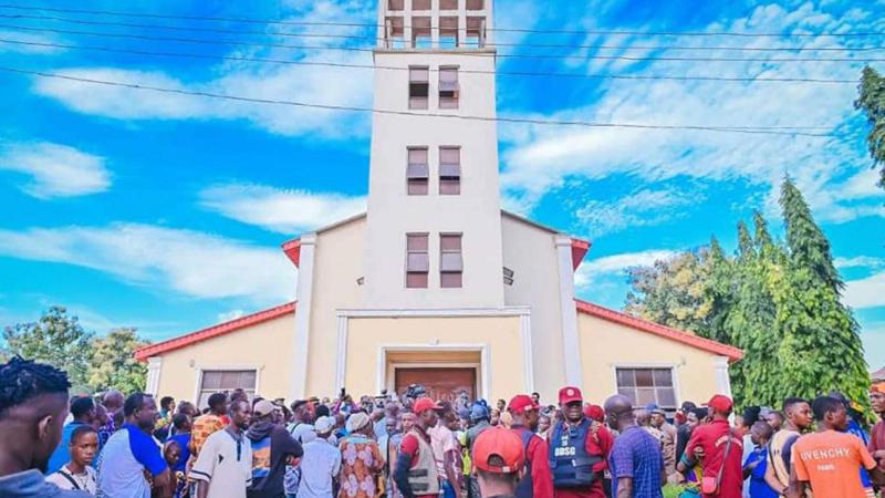 ნიგერიაში სასულიერო პირებმა მრევლი, მეორედ მოსვლის მოლოდინში, ეკლესიაში თვეების განმავლობაში გააჩერეს - "უთხრეს რომ აპრილში იქნებოდა, შემდეგ თარიღმა სექტემბრამდე გადაიწია"